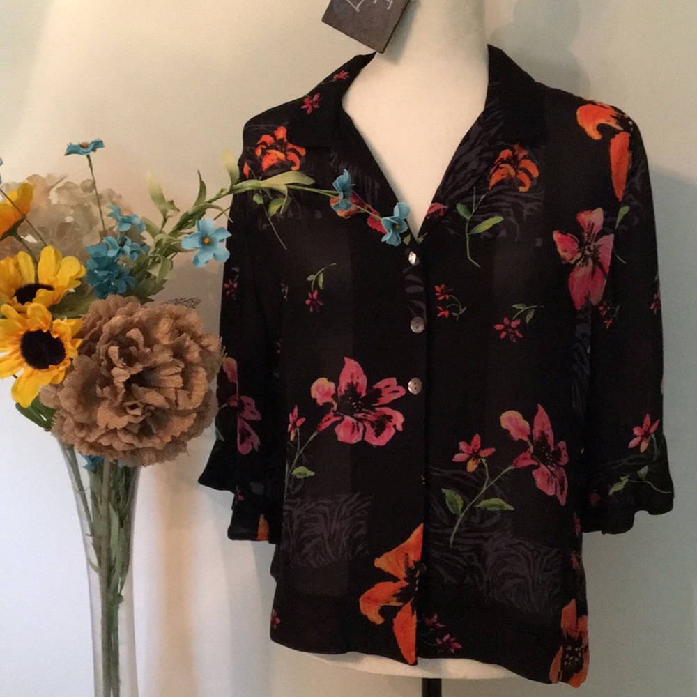 SOLD Beautiful Light Weight Flowing Blouse.
